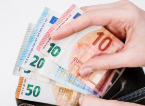 ZLATNA PRAVILA: Nikad, ali nikad nemojte PARE DRŽATI NA OVAJ NAČIN