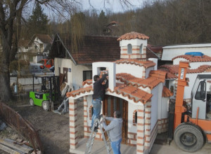 MOBILNE CRKVE GDE SE NAROD MOLIO U TEŠKIM VREMENIMA Porodica iz Gadžinog Hana već deceniju prave pokretne bogomolje koje stižu na kućnu adresu (FOTO)