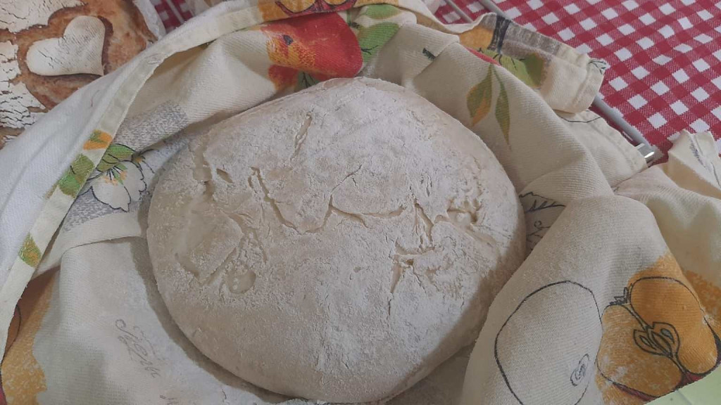 ČITAVO SELO MIRIŠE NA NJEN DOMAĆI HLEB Svoj specijalitet mesi dva dana i to po posebnoj recepturi (FOTO)