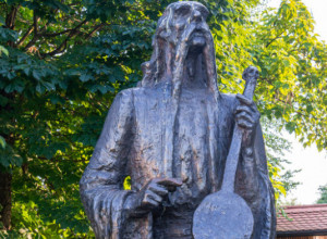 INSTRUMENT KOJI BODRIO SRBE TOKOM VEKOVNOG ROPSTVA Sreće se još i u Siriji a i kod Lužičkih Srba koji ih zovu husle
