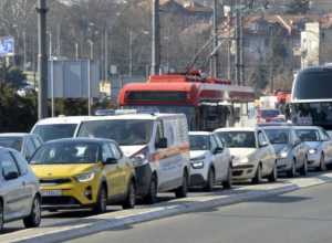MNOGI VOZAČI OVO NE ZNAJU: Možete voziti ŽUTOM trakom - bez kazne