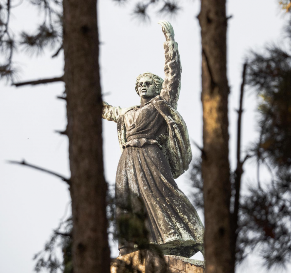 POGLED KOJI UMIRUJE I OČARAVA Posetite spomenik "Sloboda" na Iriškom vencu