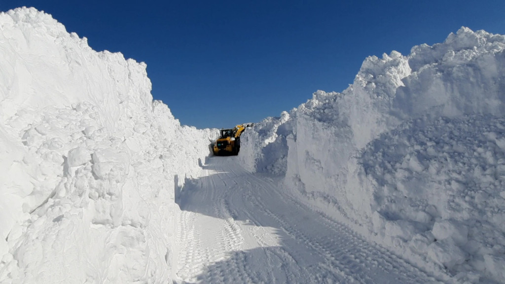 PRIZOR KAO SA ŠVAJCARSKIH ALPA Svi putevi prohodni, veliki broj turista stigao na planinu da još malo uživa u čarima zime (FOTO)
