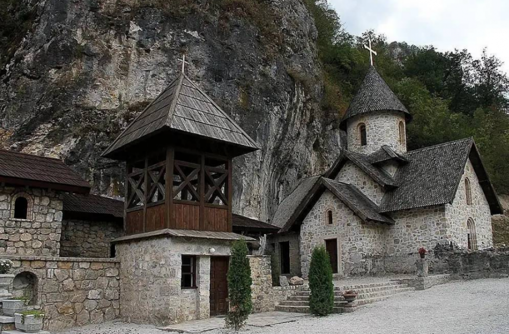 VERNICI ĆE SADA LAKŠE STIZATI DO OVOG MANASTIRA Nakon nekoliko decenija asfaltira se put do velike srpske svetinje