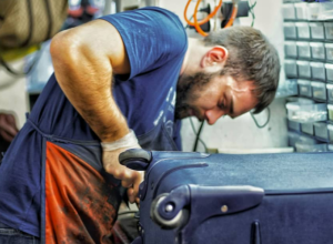 MLAD I LEP OBUĆAR SA DORĆOLA Njegova priča inspiriše, mladima poručuje da i te kako može da se živi od zanata