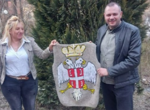 LJUBICA SA GOLIJE ISPLELA PRSLUK ZA PREDSEDNIKA SRBIJE Evo kako izgleda nesvakidašnji unikat