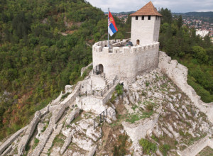 SREDNJOVEKOVNA KULA OBAVIJENA MISTERIJOM Stari grad izdiže se iznad kanjona Đetinje, užička turistička atrakcija od sada dostupna za sve posetioce (FOTO)