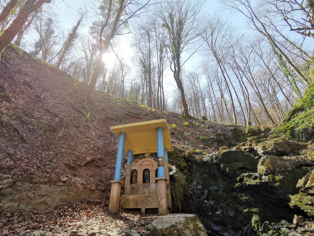 U OVOM SRPSKOM MANASTIRU NALAZI SE ČUDOTVORNO VRELO SVETINJA Kažu da ispijanje ove vode leči i najteže bolesti!