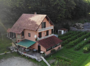 KAFANA U KOJOJ SE SNOVI OSTVARUJU Žene je više posećuju, čak 19 konobarica koje su tu radile brzo su se udale