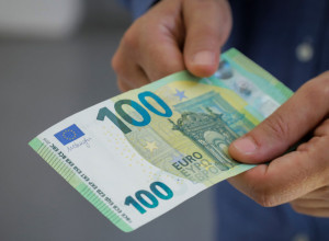 JOŠ PO 100 EVRA OD DRŽAVE SRBIJE U JUNU Evo kako da se prijave mladi od 16 do 29 godina