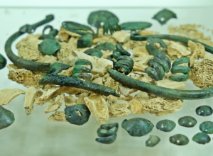 ZBIRKA MUZEJA U ČAČKU Ostaci spaljenog pokojnika i bronzani nakit, sadržaj pogrebne urne iz srednjeg bronzanog doba