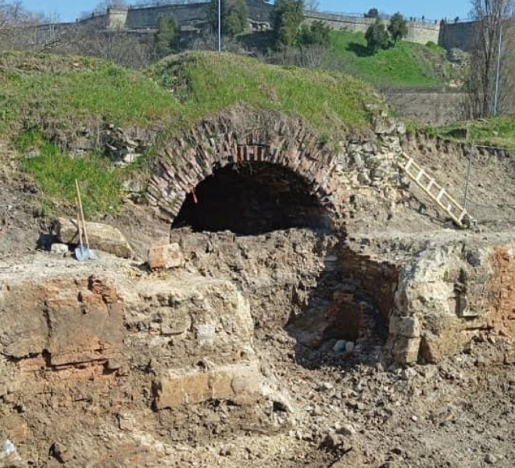 NISTE ZNALI NI DA POSTOJI Vodena kapija, naše arheološko blago, skoro pola veka zatrpano zbog pruge