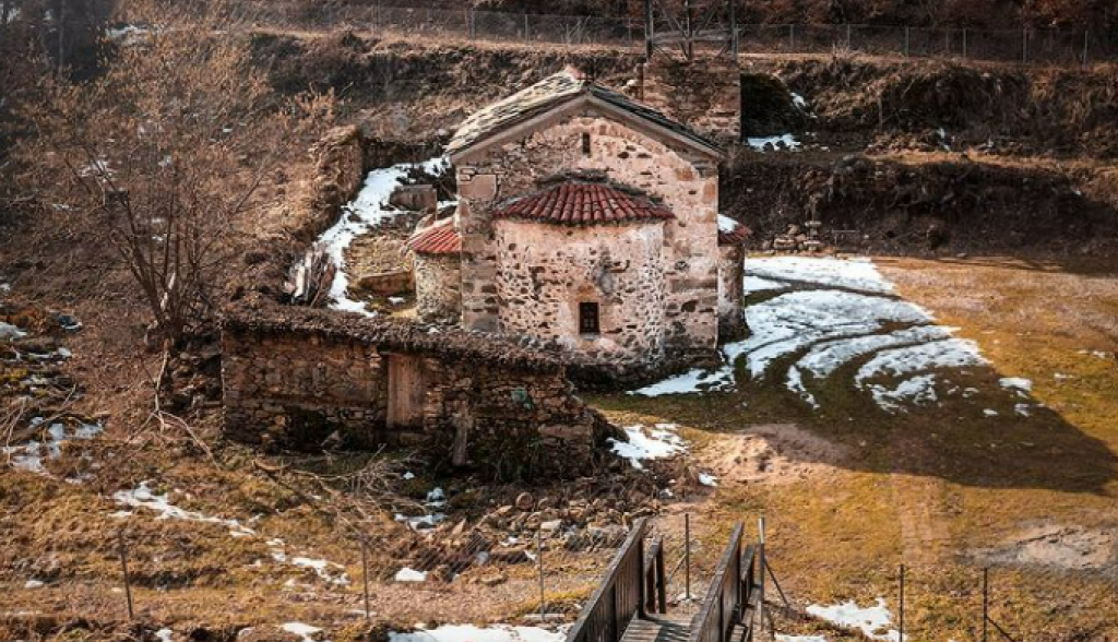 MANASTIR VAVEDENJA PRESVETE BOGORODICE U njegovoj blizini se nalazi izvor za čiju vodu postoji verovanje da je lekovita (VIDEO)