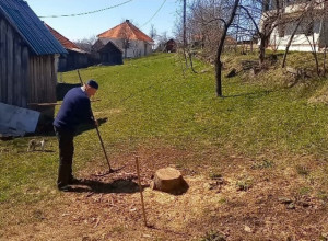 ZAPALIO VATRU KAKO BI OTERAO ZMIJE SA IMANJA Deda sa Murtenice se osamdeset godina pridržava narodnog verovanja da se na Blagovesti može spasiti ove pošasti!