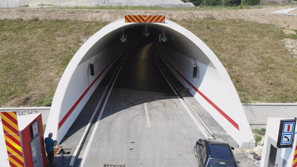OPREZ ZA SVE VOZAČE NA AUTOPUTU MILOŠ VELIKI Povremena obustava saobraćaja zbog radova kod tunela Brančić, u smeru ka Preljini slobodna jedna kolovozna traka