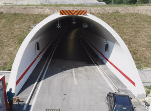 OPREZ ZA SVE VOZAČE NA AUTOPUTU MILOŠ VELIKI Povremena obustava saobraćaja zbog radova kod tunela Brančić, u smeru ka Preljini slobodna jedna kolovozna traka