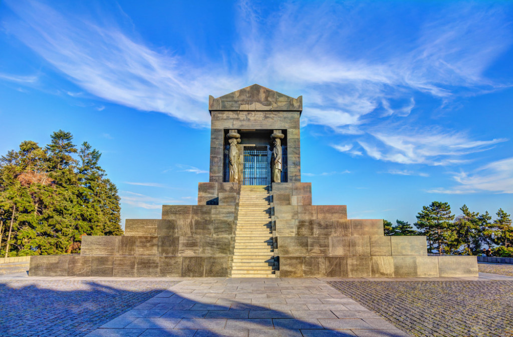 FENOMEN GROBA NEZNANOG JUNAKA Meštrovićevo remek-delo čuvaju Hitlerovi četinari (VIDEO)