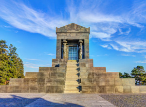 FENOMEN GROBA NEZNANOG JUNAKA Meštrovićevo remek-delo čuvaju Hitlerovi četinari (VIDEO)