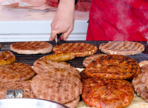 KONAČNO OTKRIVEN ORIGINALAN RECEPT Leskovačka pljeskavica, na tradicionalan način, sada i na vašim trpezama! (VIDEO)