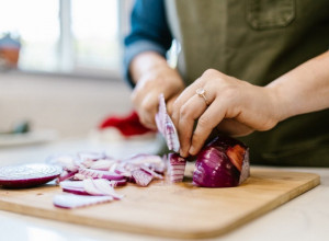 NE RONITE SUZE ZBOG CRNOG LUKA Kuvarski trikovi koji olakšavaju kuvanje