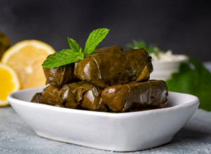 RECEPT KOJEM ĆETE SE VRAĆATI Ukusne domaće sarmice od vinovog lista sa mesom, uvek dobrodošlo prolećno jelo za prave gurmane