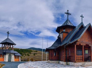 ŽIVOPISAN DRAGULJ IZMEĐU TORNIKA I MURETNICE Selo u Srbiji koje je ime dobilo zbog dragih lica koja u njemu žive