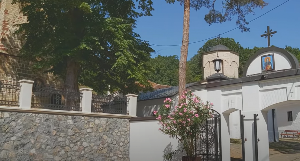 OSTVARUJE SVE DOBRONAMERNE ŽELJE Svi koji posete manastir Svetog Romana imaju priliku da se poklone moštima ovog sveca i da mu se obrate za nebesku pomoć (VIDEO)