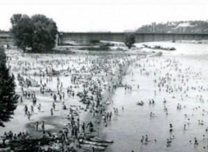 PRVA BEOGRADSKA PLAŽA OKUPLJALA NEKOLIKO HILJADA LJUDI Pesak, tereni i ringišpil predstavljali su pravu atrakciju za sve uzraste