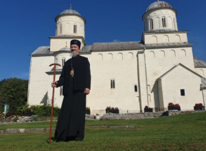 SNAŽNA PORUKA IZ VELIKE SRPSKE SVETINJE Hristos je došao da preuredi ljudski život, da život uzdigne iznad smrti, da ubriše suze sa ljudskih očiju!