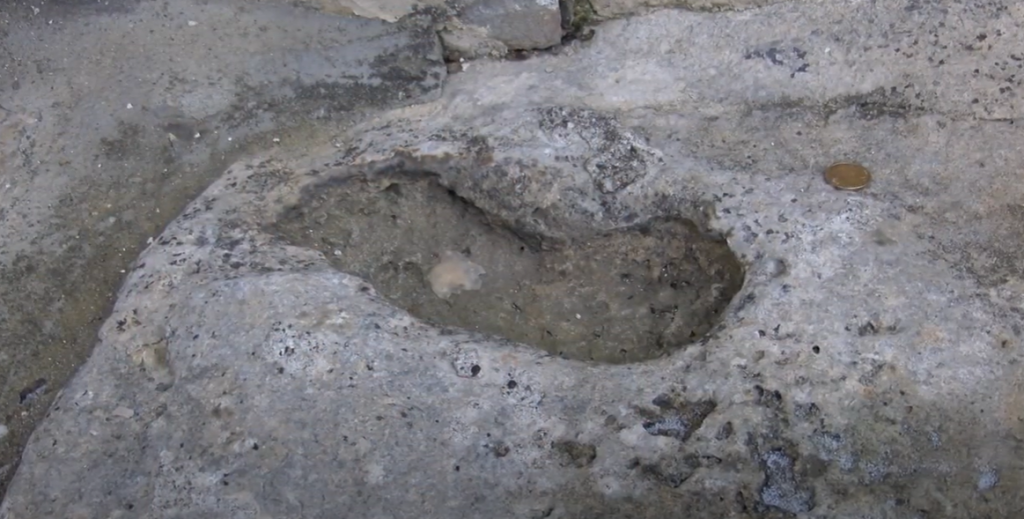 OTISAK STOPE SVETOG SAVE Legenda kaže da umivanje osveštanom vodom iz nje leči glavobolju i poboljšava vid (VIDEO)