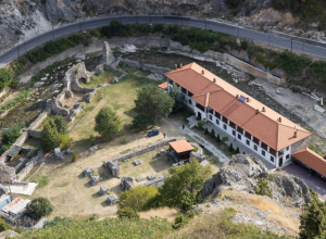 OVDE JE SAHRANJEN PRVI SRPSKI CAR Pomirenje Srpske pravoslavne crkve i Carigradske patrijaršije dogodilo se u ovome manastiru