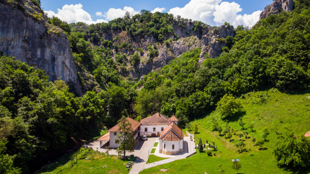 VEKOVIMA RUŠEN I OBNAVLJAN U vrletima Homoljskih planina nalazi se svetinja poznata po neverovatnim misterijama i nedirnutoj prirodi