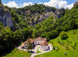 VEKOVIMA RUŠEN I OBNAVLJAN U vrletima Homoljskih planina nalazi se svetinja poznata po neverovatnim misterijama i nedirnutoj prirodi