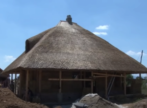 EKOLOŠKA KUĆA PRIVUKLA MNOGIMA PAŽNJU Krov je napravljen pod uglom od 45 stepeni, pa se sneg i kiša na njemu ne zadržavaju (VIDEO)