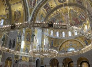 NAJVEĆI LUSTER NA SVETU Srpska Aja Sofija, pored ove impozantne postave, ima mozaik koji na posebnom svetlu stvara iluziju da se sveci kreću (VIDEO)