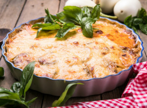 NADALEKO POZNATI RECEPT SA JUGA SRBIJE Da li ste probali tradicionalnu musaku sa sočnim mesom i pohovanim krompirom?