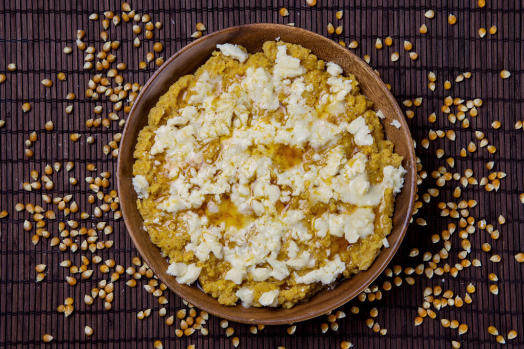 TRADICIONALNI RECEPT ZA KAČAMAK SA KOPRIVOM Fantastičan doručak za početak dana, idealan za celu porodicu