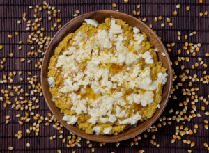 TRADICIONALNI RECEPT ZA KAČAMAK SA KOPRIVOM Fantastičan doručak za početak dana, idealan za celu porodicu