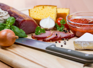 NADALEKO POZNATO ZLATIBORSKO MEZE Uz njega najbolje ide ljuta i meka domaća rakija, a podrazumeva sledeće (VIDEO)