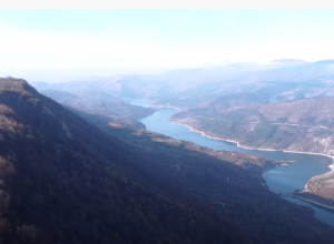 NESTVARAN POGLED ZA PAMĆENJE Vidikovac koji definitivno vredi posetiti kako biste videli lepote Zavojskog jezera i meandre koji podsećaju na Uvac (VIDEO)