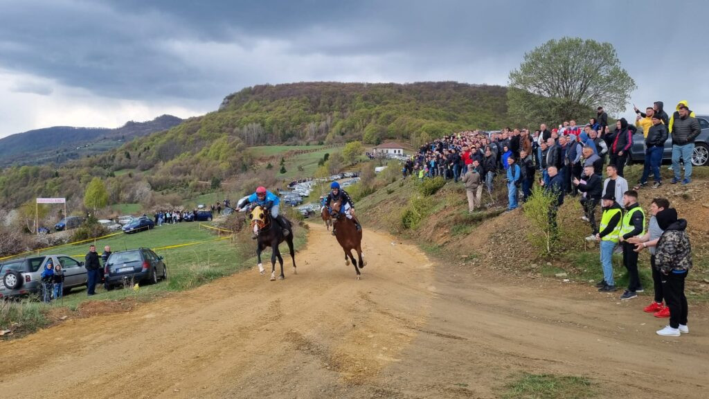 TRADICIONALNA TAKMIČENJA IZ DAVNINA Manifestacija koja decenijima neguje slogu između muslimana i pravoslavaca okupila nekoliko hiljada ljudi (FOTO)