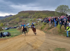 TRADICIONALNA TAKMIČENJA IZ DAVNINA Manifestacija koja decenijima neguje slogu između muslimana i pravoslavaca okupila nekoliko hiljada ljudi (FOTO)