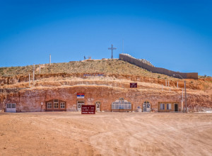 SRPSKA CRKVA ISPOD AUSTRALIJSKE PUSTINJE Jedinstveni spomenik svetske arihitekture koji se nalazi pod zemljom, na drugom kraju sveta!