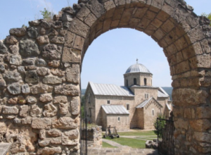 NAJLEPŠA ZADUŽBINA JEDNE NAŠE KRALJICE Izabrali su najlepše mesto u dolini reke i tu sagradili prekrasnu svetinju
