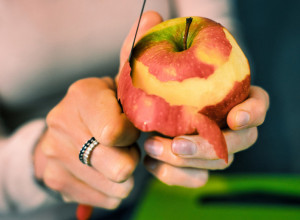 STAVITE JABUKU ISPOD JASTUKA Narodno verovanje koje otkriva za koga ćemo se udati ukoliko to uradimo ovako