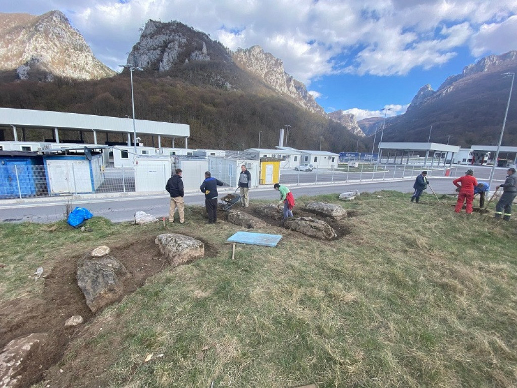 PRONAĐENO NEVEROVATNO ARHEOLOŠKO OTKRIĆE Prilikom radova na proširenju graničnog prelaza, otkrivena nekropola iz srednjeg veka (FOTO)