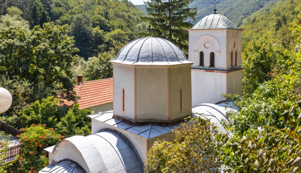 NEOBJAŠNJIV FENOMEN U GORNJAKU Đurđevdanski izvor u manastiru prkosi strogim zakonima geologije (VIDEO)