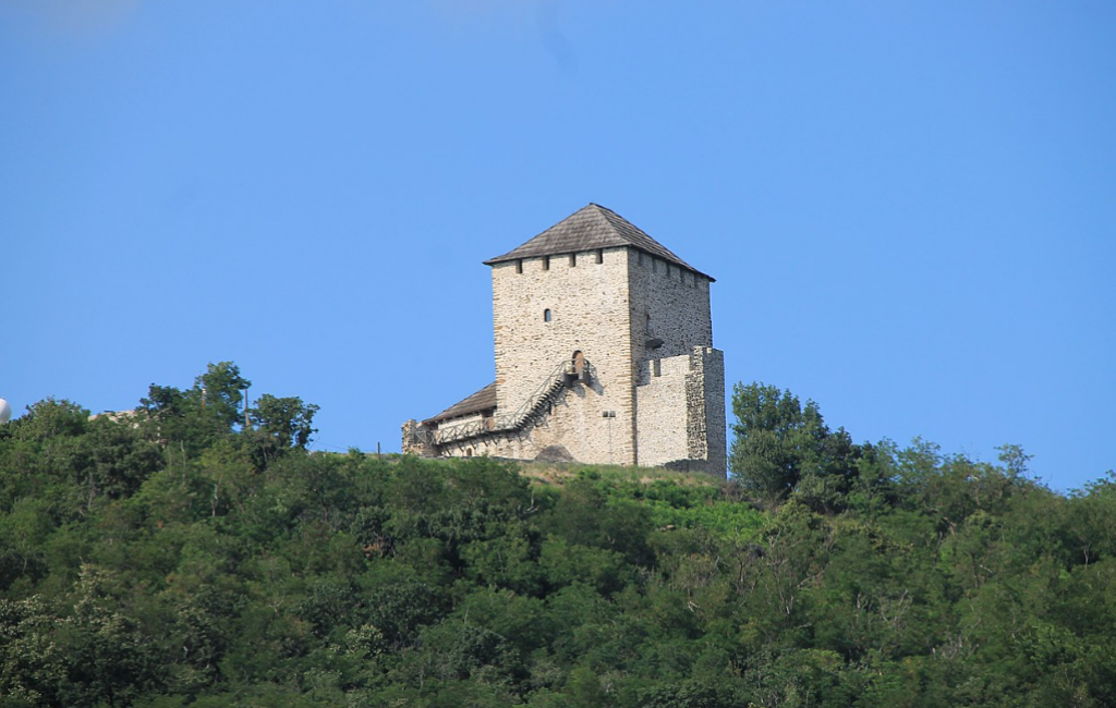BAJKOVITA KULA NA SEVERU SRBIJE Pogled sa nje pruža se širom banatske ravnice