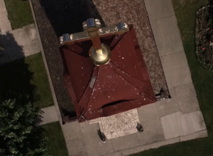 RIBARSKE PORODICE PODIGLE OVO PRELEPO ZDANJE Celo mesto je bilo više puta poplavljeno, sem crkvene porte borčanskog hrama (VIDEO)