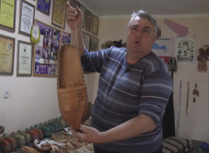 NEVEROVATAN SRPSKI REKVIZIT OBARA SVE REKORDE Miroslav napravio džinovski opanak, može da ga obuje samo onaj ko nosi patike broj šezdeset (FOTO)